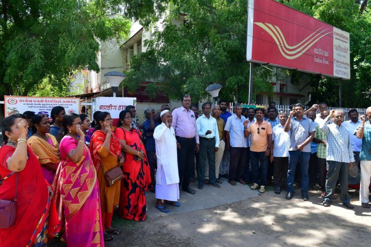 கார்ப்பரேட்களுக்கு காவு கொடுக்கப்படும் இந்திய அஞ்சல்துறை: ஊழியர்கள் வேலை நிறுத்த போராட்டம்