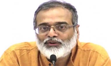 கிரீஸ் நிதியமைச்சர் மூடச் சொல்கிறார் பிரதமர் மோடி திறக்க முனைகிறார் - பிரபீர் புர்கயாஸ்தா