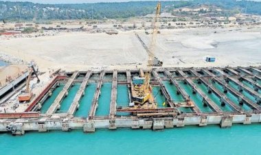 விழிஞ்சம் துறைமுக தடுப்பரண் அமைக்க அதானி குழுமத்திற்கு ரூ.100 கோடியை கேரள அரசு வழங்குகிறது