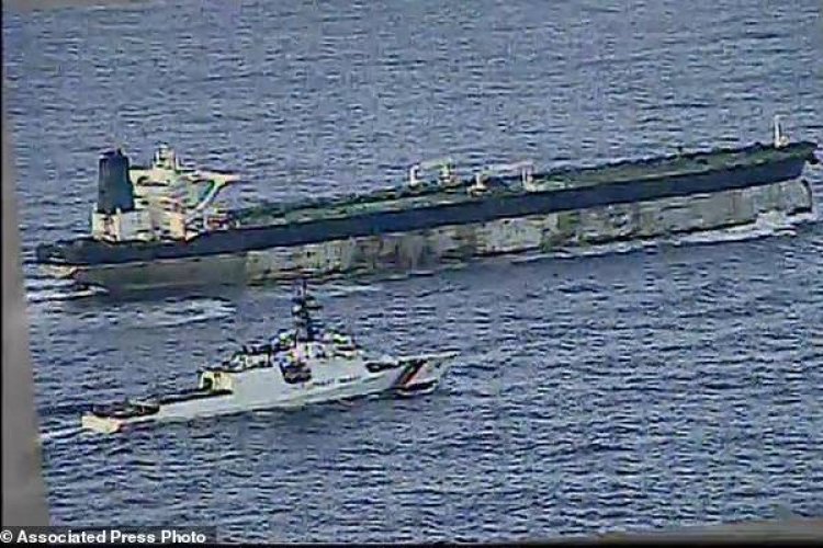 வெனிசுலாவில் இருந்து தப்பிய எண்ணெய் கப்பல்கள்: வேட்டையாடத் தொடங்கிய அமெரிக்க கடற்படை