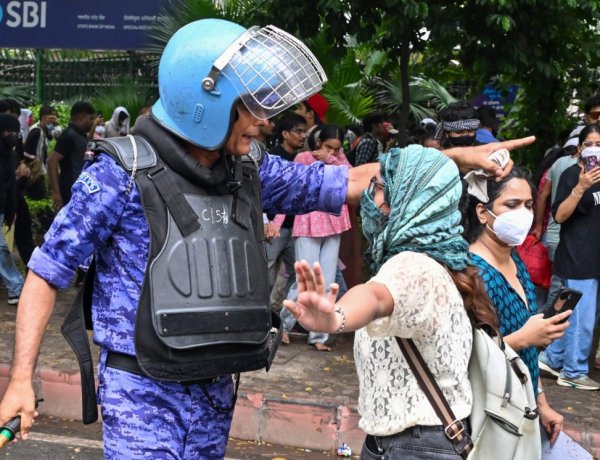 நீட் (NEET) தேர்வு குளறுபடிகள் மற்றும் வினாத்தாள் கசிவு விவகாரம் தொடர்பாக தன்னிச்சயான வெடித்த இளைஞர்கள் போராட்டம் !