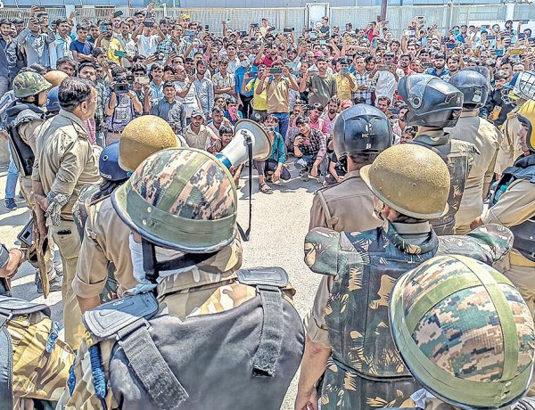 நொய்டா முதல் ஃபாக்ஸ்கான் வரை: இந்திய அரசு யாருக்கானது?