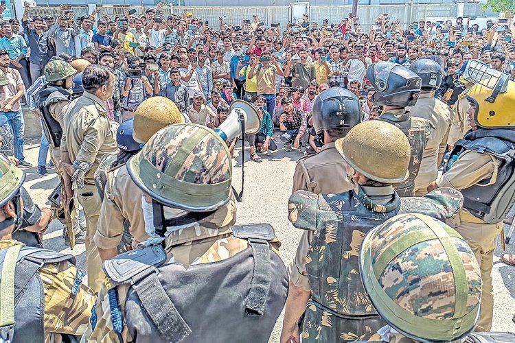 நொய்டா முதல் ஃபாக்ஸ்கான் வரை: இந்திய அரசு யாருக்கானது?