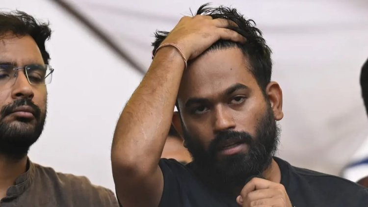 அபிஜீத் தீப்கேவின் அரசியல் தொடர்புகளும் நிலைப்பாடுகளின் பின்புலமும் என்ன?