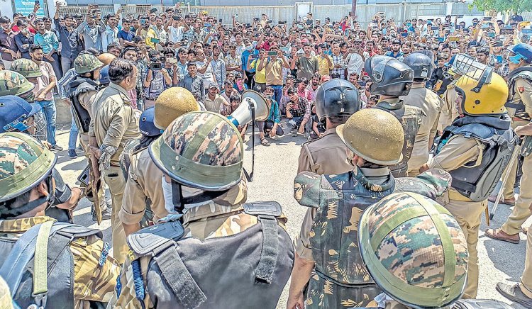 நொய்டா முதல் ஃபாக்ஸ்கான் வரை: இந்திய அரசு யாருக்கானது?