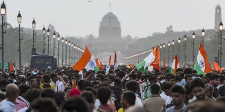 சுதந்திரம் பெற்று 79 ஆண்டுகளுக்குப் பிறகு இந்தியா தன்னைத்தானே மீண்டும் காலனித்துவப்படுத்துகிறதா?