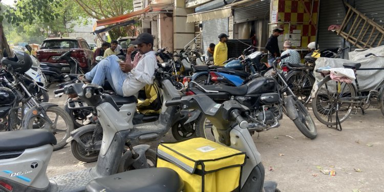 இந்தியாவில் உள்ள பெரும்பாலான கிக் தொழிலாளர்கள் கூடுதல் நேரம் உழைக்கிறார்கள்